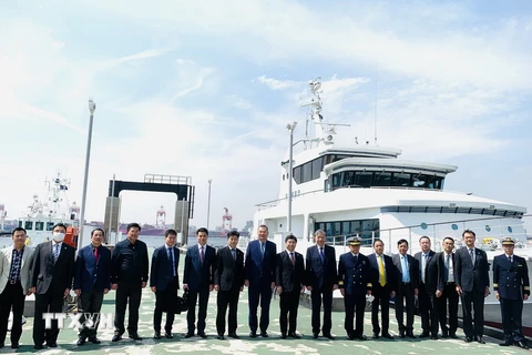 Bộ trưởng Tô Lâm và đoàn đại biểu cấp cao của Bộ Công an Việt Nam thăm Lực lượng Bảo vệ Bờ biển Nhật Bản. (Ảnh: TTXVN phát)