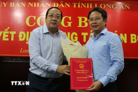 Phó Chủ tịch UBND tỉnh Long An Nguyễn Minh Lâm trao Quyết định bổ nhiệm Phó Giám đốc Sở Xây dựng cho ông Võ Anh Linh. (Ảnh: Thanh Bình/TTXVN)