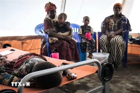 Điều trị cho bệnh nhân nhiễm bệnh tả tại bệnh viện ở Masisi, Cộng hòa Dân chủ Congo. (Ảnh: AFP/TTXVN)