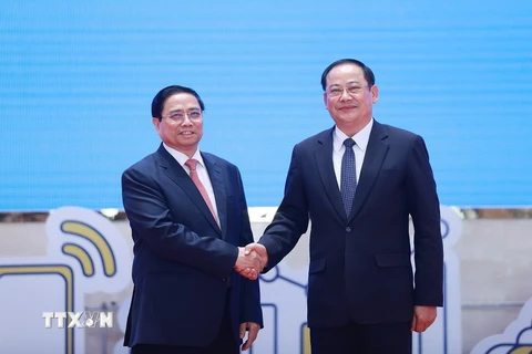 Thủ tướng Phạm Minh Chính và Thủ tướng Lào Sonexay Siphandone. (Ảnh: Dương Giang/TTXVN)