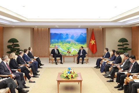 Thủ tướng Phạm Minh Chính và Phó Thủ tướng Nga Dmitry Chernyshenko. (Ảnh: Dương Giang/TTXVN)