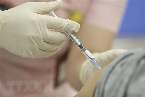 Tiêm vaccine ngừa COVID-19. (Nguồn: TTXVN)