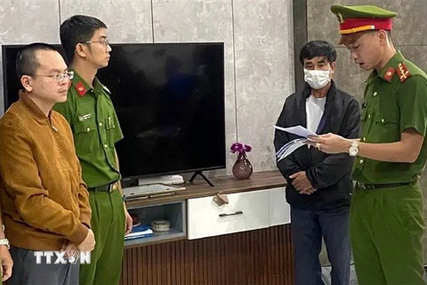 Cơ quan điều tra thực hiện lệnh bắt giam Hoàng Quang Huy - Trưởng Phòng Kế hoạch-Tài chính Trường Đại học Bách khoa-Đại học Đà Nẵng hồi tháng 2/2023. (Ảnh: TTXVN phát)