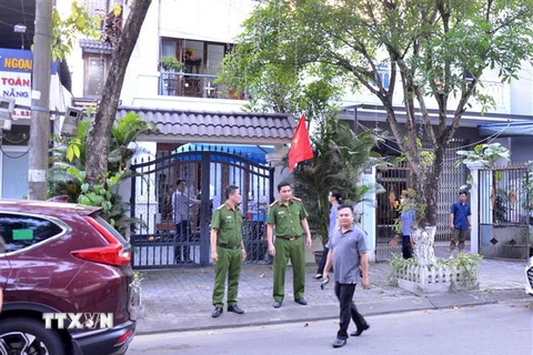 Lực lượng chức năng khám xét nhà riêng của ông Hồ Văn Khoa. (Ảnh: Quốc Dũng/TTXVN)