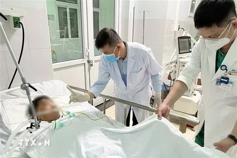 Bệnh nhân ngộ độc botulinum được điều trị tại Bệnh viện Đa khoa khu vực Bắc Quảng Nam. (Ảnh: TTXVN phát)