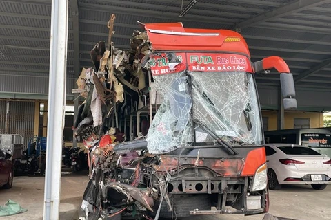 Chiếc xe khách biến dạng sau vụ tai nạn giao thông nghiêm trọng ở Quảng Nam. (Ảnh: Trần Tĩnh/TTXVN)