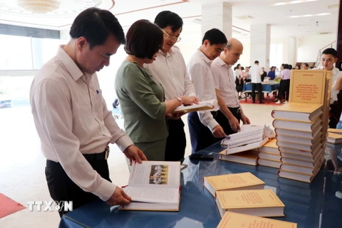 Các đại biểu nghiên cứu, học tập tác phẩm của Tổng Bí thư Nguyễn Phú Trọng. (Ảnh: Quang Cường/TTXVN)
