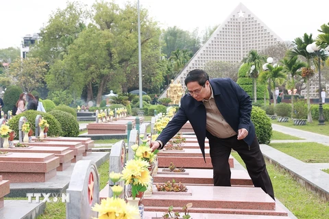 Thủ tướng Phạm Minh Chính thắp hương phần mộ liệt sỹ tại Nghĩa trang liệt sỹ A1. (Ảnh: Dương Giang/TTXVN)