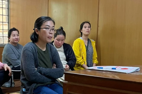 Bị cáo Lê Nguyễn Lan Anh (đeo kính) và một số bị hại tại tòa. (Nguồn: Công an nhân dân)