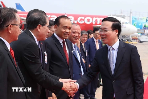 Các quan chức Lào tiễn Chủ tịch nước Võ Văn Thưởng tại Sân bay quốc tế Wattay ở thủ đô Vientiane. (Ảnh: Thống Nhất/TTXVN)