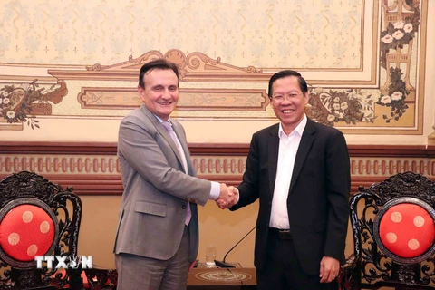 Ông Phan Văn Mãi (phải), Chủ tịch Ủy ban Nhân dân Thành phố Hồ Chí Minh tiếp ông Pascal Soriot (trái), Tổng Giám đốc Tập đoàn AstraZeneca. (Ảnh: Xuân Khu/TTXVN)