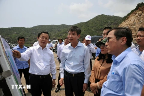Phó Thủ tướng Chính phủ Trần Hồng Hà trao đổi với lãnh đạo tỉnh Phú Yên về việc xây dựng cảng Bãi Gốc. (Ảnh: Xuân Triệu/TTXVN)