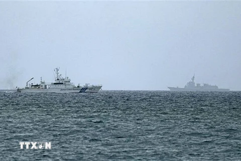 Tàu tuần tra của Lực lượng Phòng vệ Mặt đất Nhật Bản (GSDF) tham gia chiến dịch tìm kiếm trực thăng mất tích ngoài khơi đảo Miyako, tỉnh Okinawa. (Ảnh: Kyodo/TTXVN)