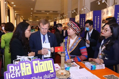 Các đại biểu tham quan khu trưng bày, giới thiệu các địa phương của Việt Nam. (Ảnh: Văn Điệp/TTXVN)