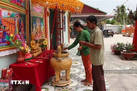 Người dân xã Vị Bình đến chùa Ratana Paphia Vararam thực hiện nghi lễ đón Tết Chôl Chnăm Thmây. (Ảnh: Hồng Thái/TTXVN)
