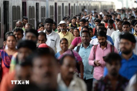 Cảnh đông đúc trong giờ cao điểm tại một nhà ga ở Chennai, Ấn Độ. (Ảnh: AFP/TTXVN)