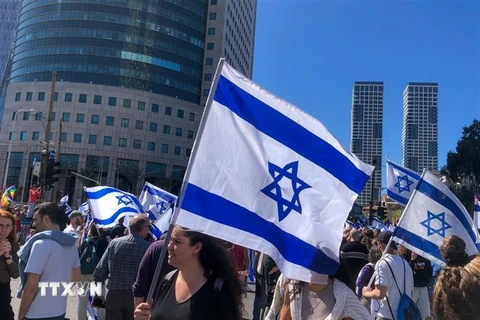 Người dân tụ tập trước tòa nhà các cơ quan chính phủ Israel đặt tại thành phố Tel Aviv hồi tháng 3 vừa qua. (Ảnh: Vũ Hội/TTXVN)