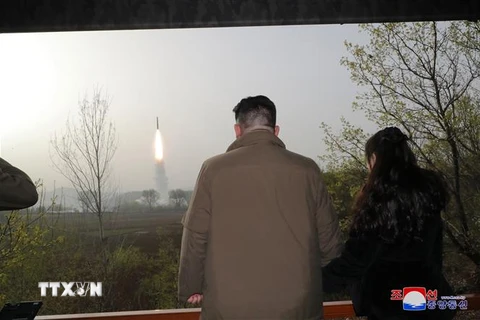 Nhà lãnh đạo Triều Tiên Kim Jong-un (trái) thị sát vụ phóng tên lửa đạn đạo liên lục địa Hwasong-18 tại địa điểm không xác định. (Ảnh: KCNA/TTXVN)