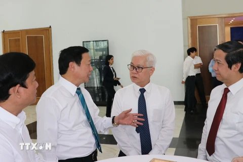 Phó Thủ tướng Chính phủ Trần Hồng Hà trao đổi với Bí thư Tỉnh ủy Bình Dương Nguyễn Văn Lợi về hoạch định chiến lược cho thủ phủ công nghiệp và vùng đổi mới sáng tạo Bình Dương. (Ảnh: Chí Tưởng/TTXVN)