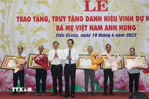Lãnh đạo tỉnh Tiền Giang trao tặng danh hiệu cao quý Bà mẹ Việt Nam Anh hùng cho đại diện gia đình các mẹ. (Ảnh: Minh Trí/TTXVN)