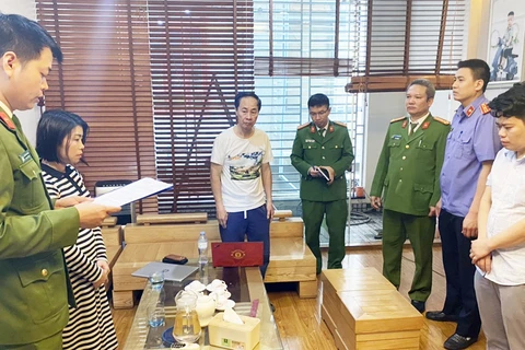 Cơ quan Cảnh sát điều tra Công an tỉnh Bắc Giang thực hiện các thủ tục tố tụng đối với bị can Hoàng Văn Quý (đứng ngoài cùng bên phải) hồi tháng 3 vừa qua. (Nguồn: Báo Bắc Giang)