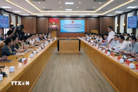 Chủ tịch thành phố Nguyễn Văn Tùng chủ trì buổi họp. (Ảnh: Hoàng Ngọc/TTXVN)