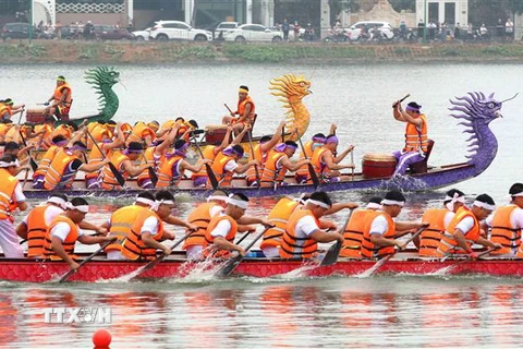 Các đội chải tranh tài ở trận chung kết tại Hội bơi chải Việt Trì mở rộng năm 2023. (Ảnh: Trung Kiên/TTXVN)