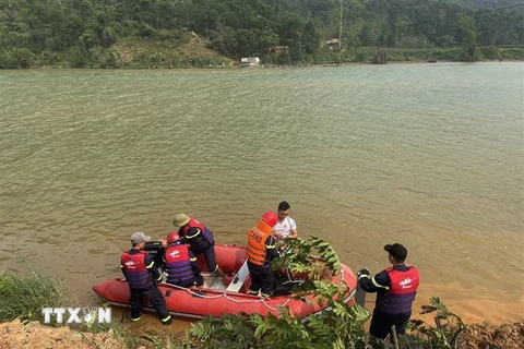 Các lực lượng chức năng tìm kiếm nạn nhân mất tích do lật thuyền trên sông Lô. (Ảnh: TTXVN phát)
