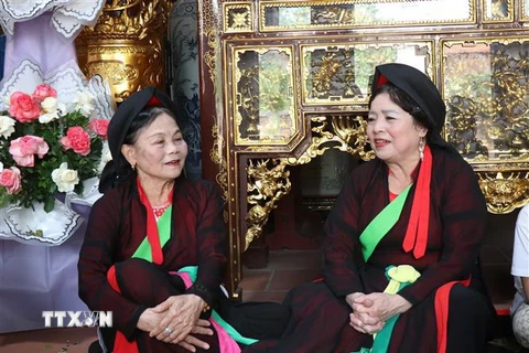 Nghệ nhân Nhân dân Nguyễn Thị Quýnh hát đôi với liền chị trong buổi sinh hoạt câu lạc bộ. (Ảnh: Thanh Thương/TTXVN)