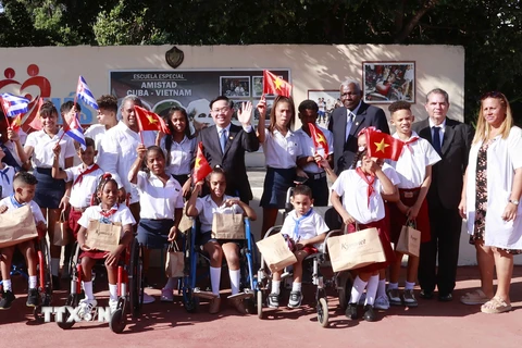 Chủ tịch Quốc hội Vương Đình Huệ chụp ảnh lưu niệm với giáo viên, học sinh Trường phổ thông đặc biệt hữu nghị Cuba- Việt Nam. (Ảnh: Doãn Tấn/TTXVN)