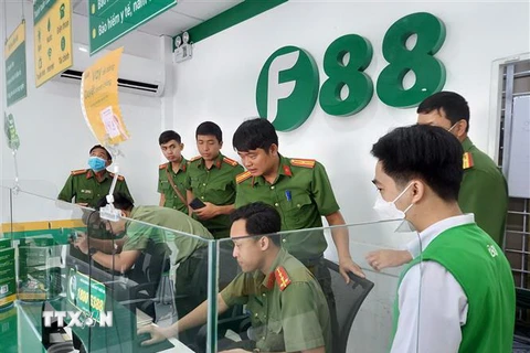 Lực lượng công an kiểm tra hành chính một phòng giao dịch của Công ty F88. (Ảnh minh họa. Nguồn: TTXVN)