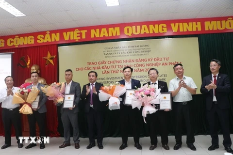 Lãnh đạo tỉnh Hải Dương tặng hoa chúc mừng các nhà đầu tư. (Ảnh: Mạnh Minh/TTXVN)