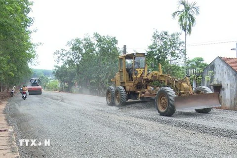 Thi công công trình giao thông ở huyện biên giới Đức Cơ, tỉnh Gia Lai. (Ảnh: Hoài Nam/TTXVN)