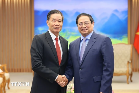Thủ tướng Phạm Minh Chính tiếp ông Sinlavong Khoutphaythoune, Chủ tịch Ủy ban Trung ương Mặt trận Lào xây dựng đất nước. (Ảnh: Dương Giang/TTXVN)
