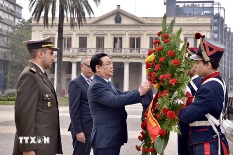 Chủ tịch Quốc hội Vương Đình Huệ đặt vòng hoa tại Đài tưởng niệm Tướng Jose Gervasio Artigas. (Ảnh: Doãn Tấn/TTXVN)