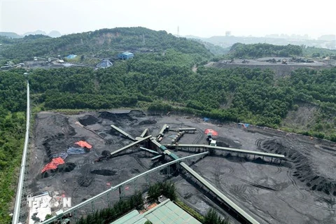 Hệ thống băng tải vận chuyển than của Công ty Tuyển than Hòn Gai thuộc Tập đoàn Công nghiệp Than-Khoáng sản Việt Nam. (Ảnh: Tuấn Anh/TTXVN)