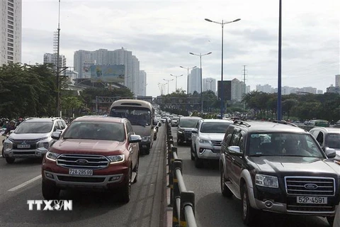 Ùn tắc giao thông trên Xa lộ Hà Nội. (Ảnh: TTXVN phát)