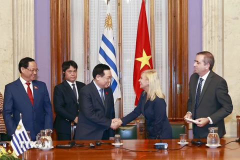 Chủ tịch Quốc hội Vương Đình Huệ và Chủ tịch Thượng viện Uruguay Beatriz Argimon tại lễ ký thỏa thuận. (Ảnh: Doãn Tấn/TTXVN)