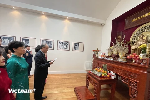 Đại sứ quán Việt Nam tại Pháp tưởng nhớ các Vua Hùng