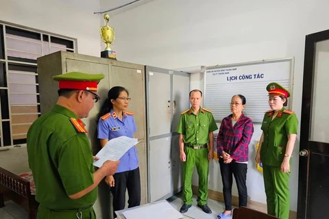 Cảnh sát đọc lệnh bắt tạm giam bị can Bùi Thị Dần. (Nguồn: Báo Bình Thuận)