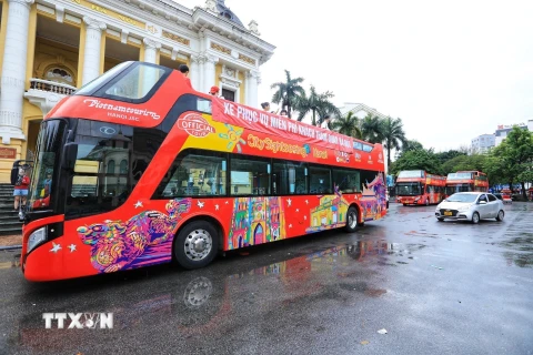 Sở Du lịch Hà Nội bố trí nhiều chuyến xe buýt 2 tầng miễn phí phục vụ du khách. (Ảnh: Tuấn Anh/TTXVN)