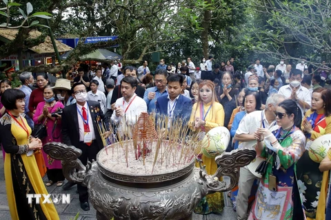 Đoàn đại biểu kiều bào tiêu biểu dâng hương tri ân công đức các Vua Hùng tại Đền Trung. (Ảnh: Trung Kiên/TTXVN)