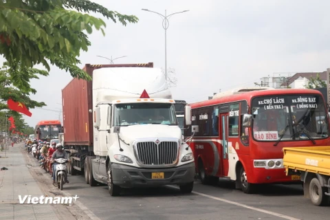 Đến trưa 29/4, tình trạng giao thông trên Quốc lộ 60, khu vực cầu Rạch Miễu vẫn chưa 'hạ nhiệt.' (Ảnh: Chương Đài/Vietnam+)