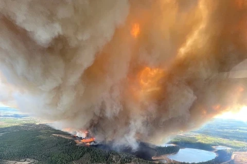 Khói bốc lên từ một đám cháy rừng ở Canada. (Nguồn: Reuters)