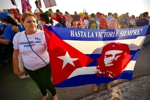 Người dân Cuba tuần hành kỷ niệm Ngày Quốc tế Lao động 1/5. (Nguồn: PresidenciaCuba)