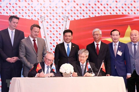 Thủ tướng Đại Công quốc Luxembourg Xavier Bettel chứng kiến lễ ký Biên bản ghi nhớ hợp tác giữa Liên đoàn Thương mại và Công nghiệp Việt Nam (VCCI) và Phòng Thương mại Luxembourg. (Ảnh: Xuân Khu/TTXVN)