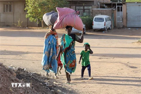 Người dân Sudan sơ tán tránh xung đột giữa quân đội và lực lượng bán quân sự RSF tại thủ đô Khartoum. (Ảnh: AFP/TTXVN)