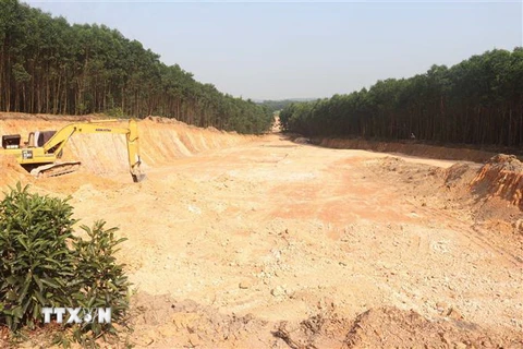 Phương tiện tại hiện trường đào, lấy đất lâm nghiệp trái phép quy mô rất lớn tại thôn Xuân Lâm, xã Hải Lâm, huyện Hải Lăng, tỉnh Quảng Trị. (Ảnh: Nguyên Lý/TTXVN)