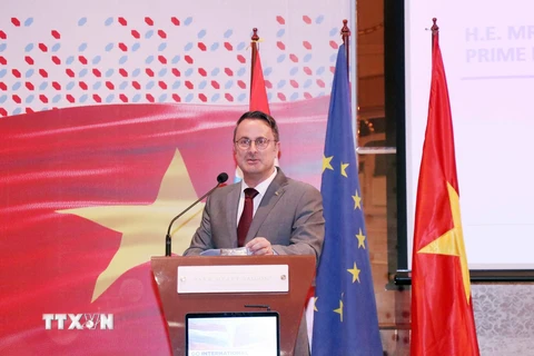 Thủ tướng Đại Công quốc Luxembourg Xavier Bettel phát biểu tại Diễn đàn Doanh nghiệp Việt Nam-Luxembourg. (Ảnh: Xuân Khu/TTXVN)