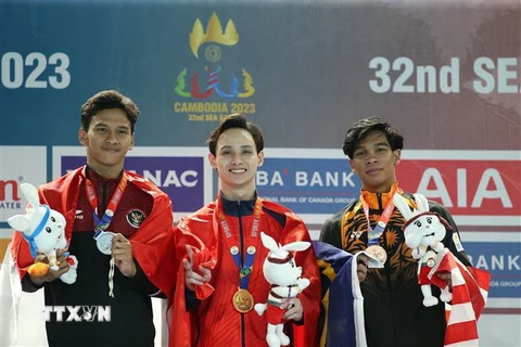 Vận động viên Đinh Phương Thành (giữa) giành huy chương Vàng nội dung Xà đơn. (Ảnh: TTXVN)